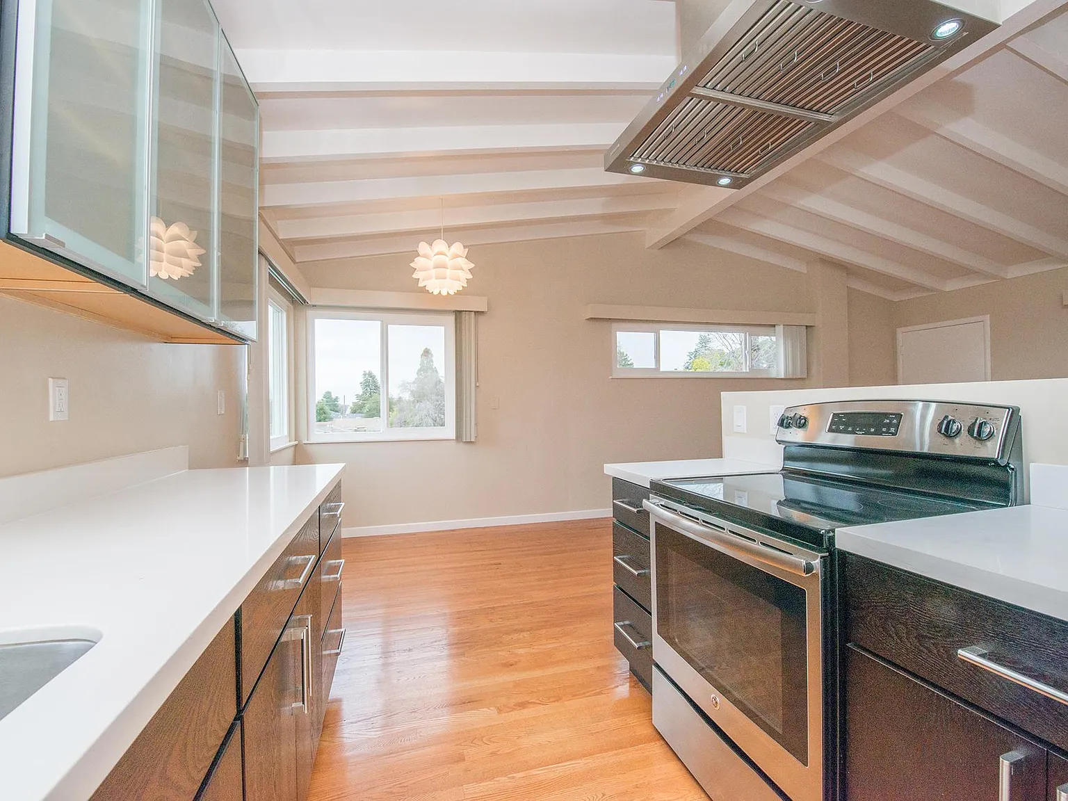 2 bed, 900 sqft, $3,400 — Photo 2