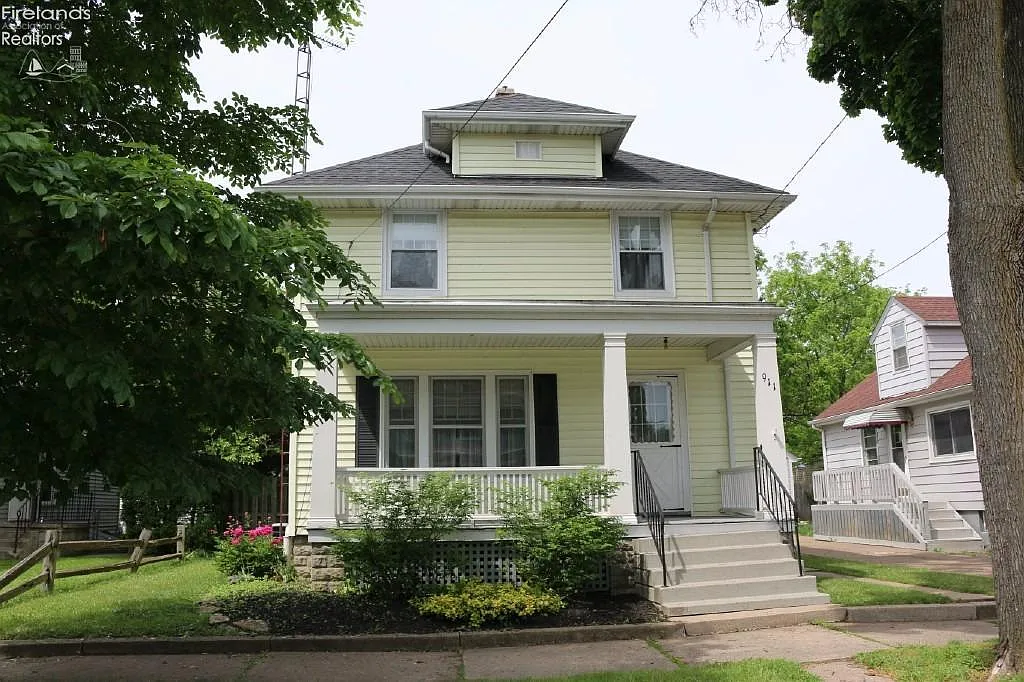 911 Warren St photo 1
