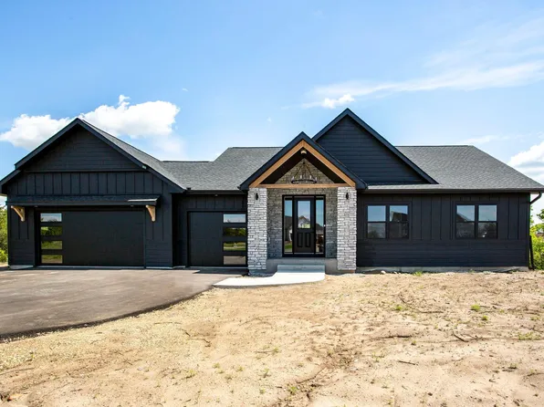 415 Moelter Ln, Hudson, WI 54016