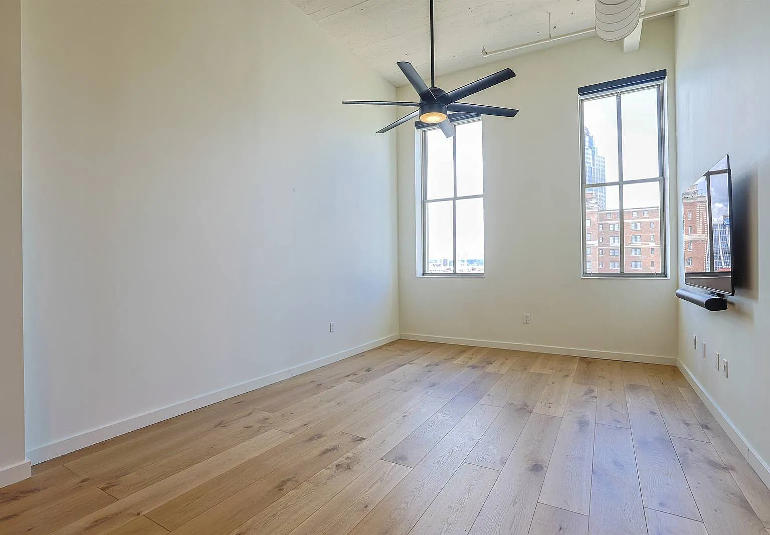 1 bed, 1008 sqft, $2,400 — Photo 2
