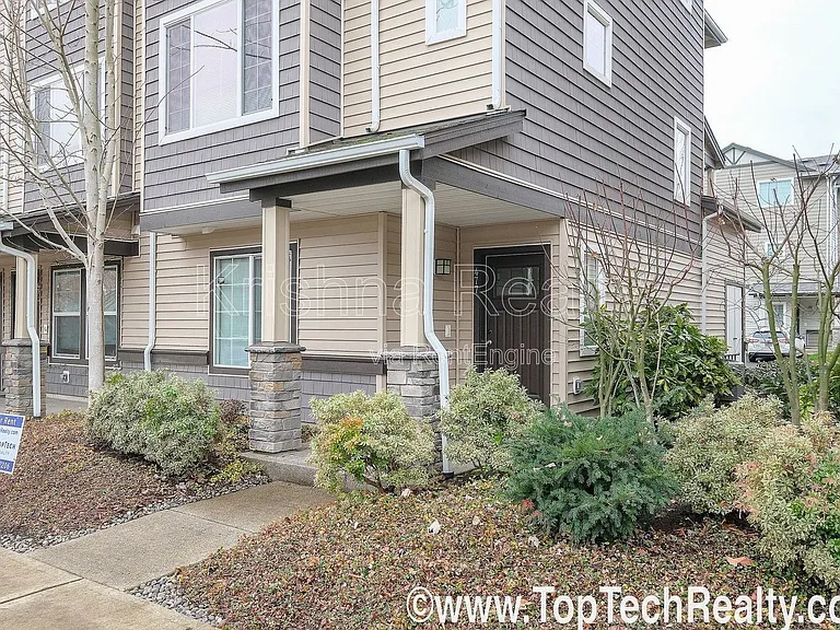 477 NE Edgeway Dr — Photo 3