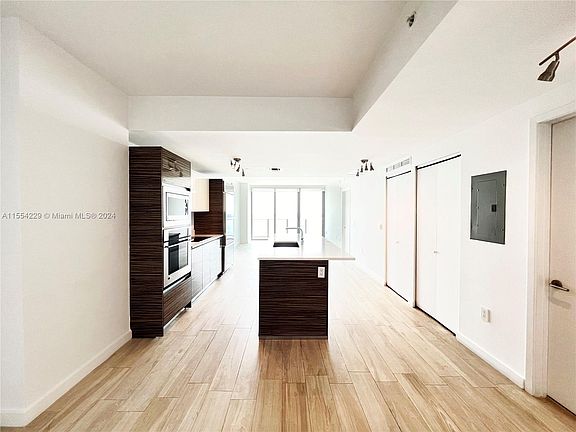 4th image of 460 NE 28th St APT 3804