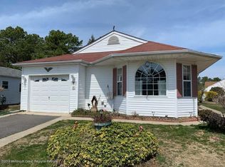 8 Westgate Ct, Toms River, NJ