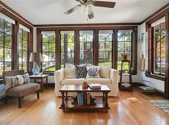3rd image of 1000 W 33rd St