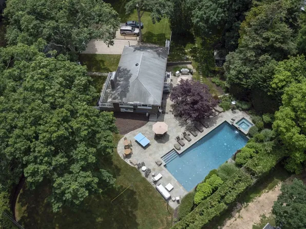 61 Richards Dr, Sag Harbor, NY 11963