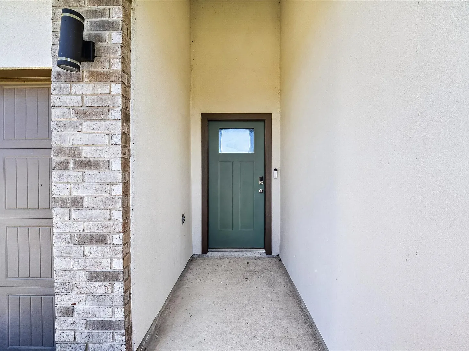 4 bed, 2.5 bath, 2299 sqft, $2,700 — Photo 4