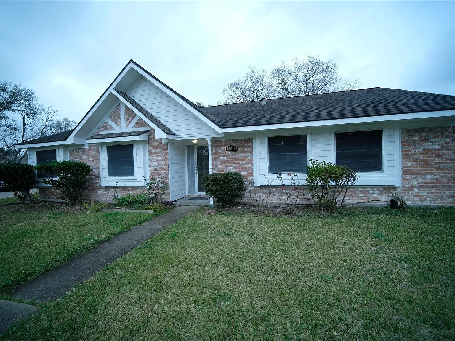 4 bed, 2.0 bath, 1827 sqft, $2,100 — Photo 1
