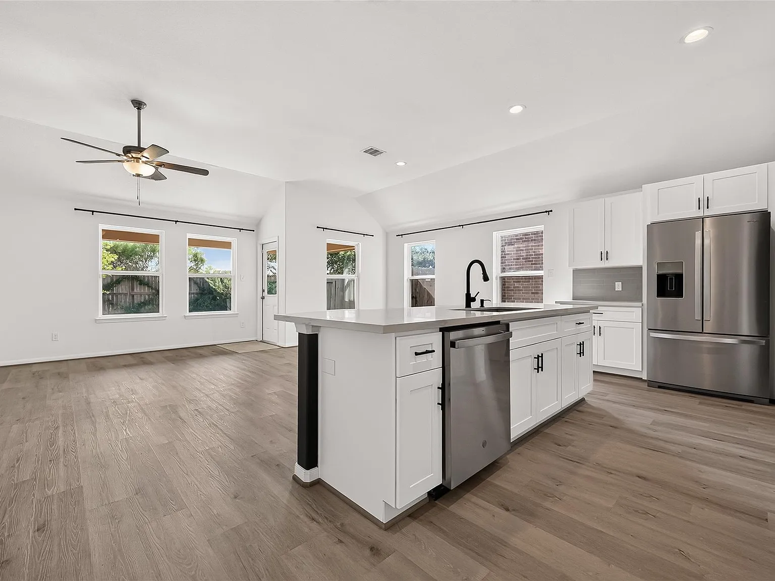 3 bed, 2.0 bath, 1638 sqft, $2,400 — Photo 2