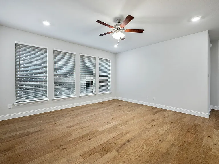 2037 Almassera Dr — Photo 5