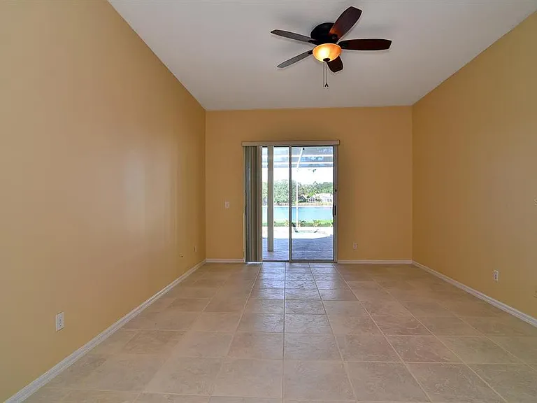 4305 Round Lake Ct — Photo 19