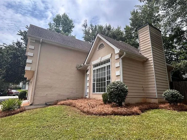 1089 Ashbury Dr — Photo 2