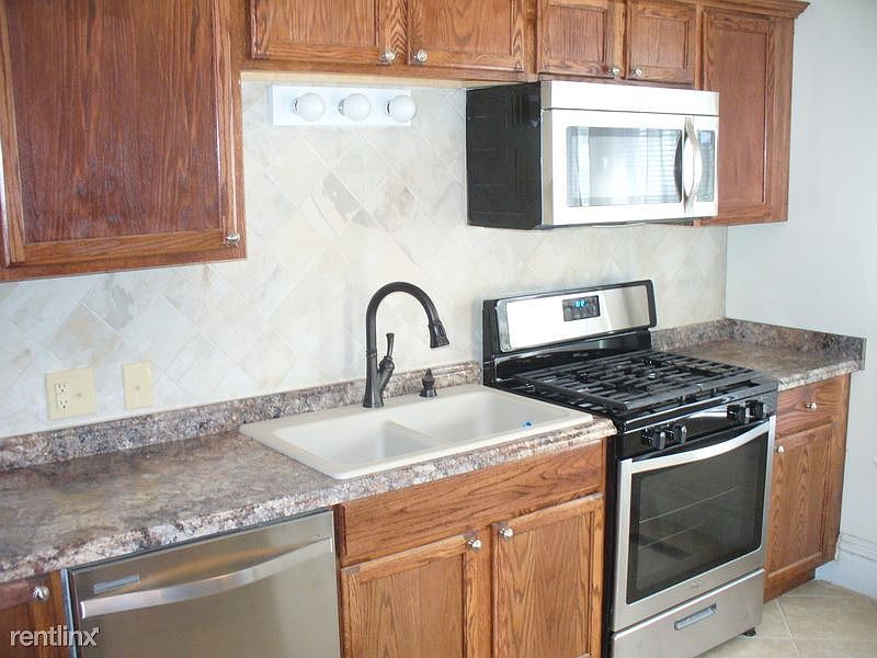 Beautiful Eat-In Kitchen