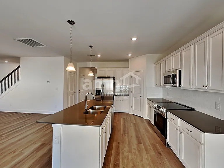 5340 Trust Dr — Photo 4
