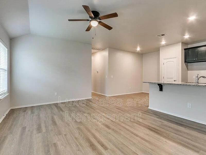 3 bed, 2.0 bath, 1200 sqft, $1,495 — Photo 3