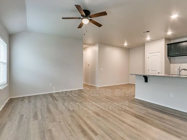 8003 NW 105th Ter — Photo 3