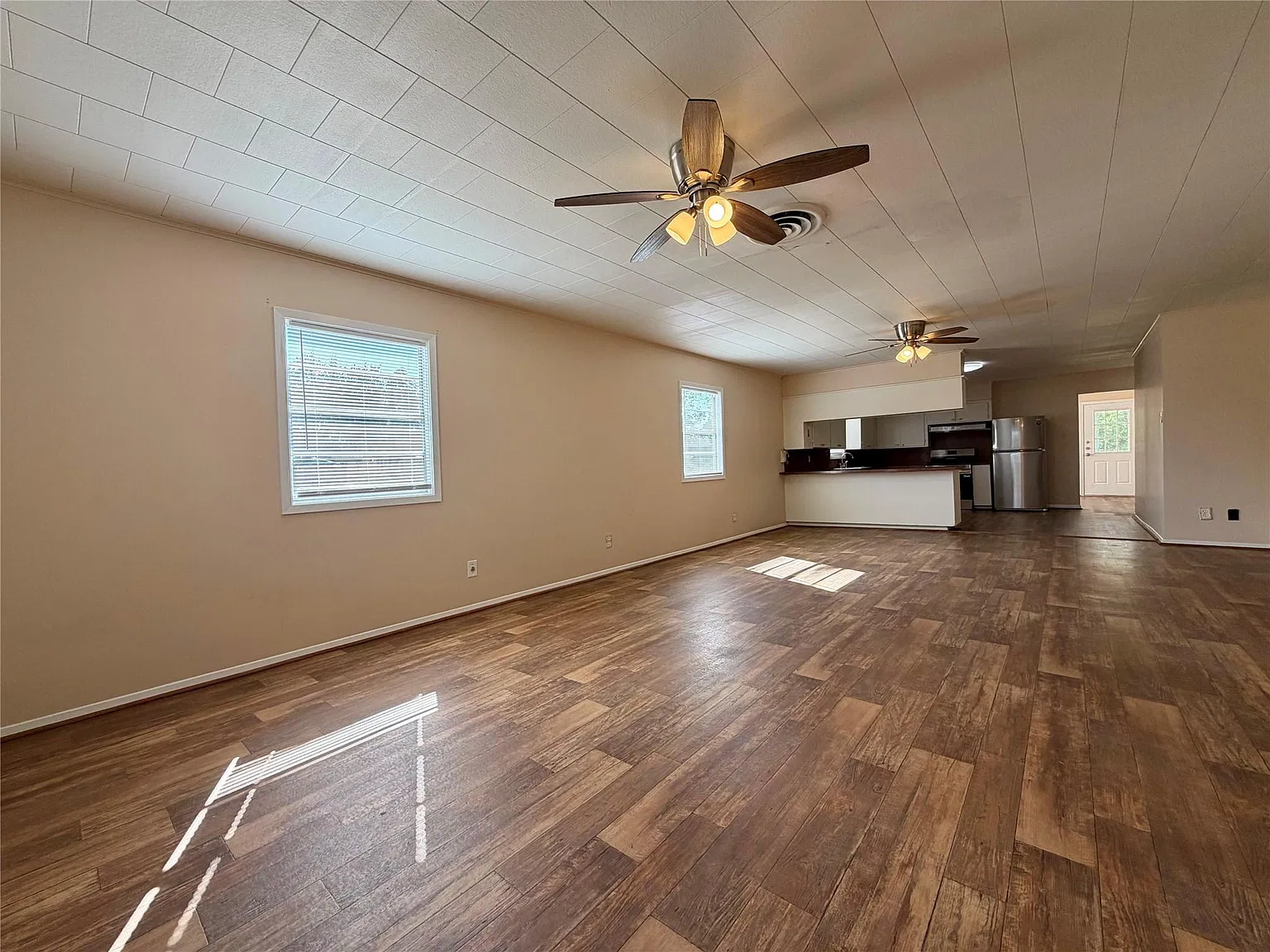 3 bed, 1.0 bath, 1836 sqft, $1,350 — Photo 2