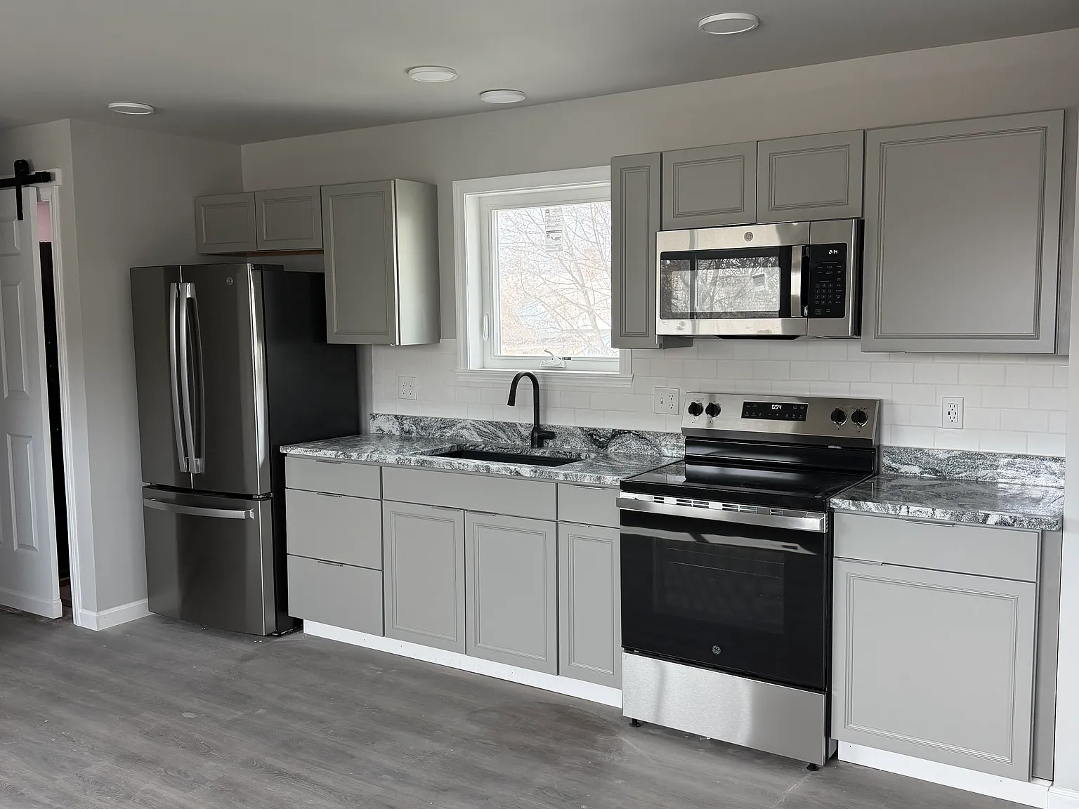 3 bed, 850 sqft, $2,850 — Photo 3