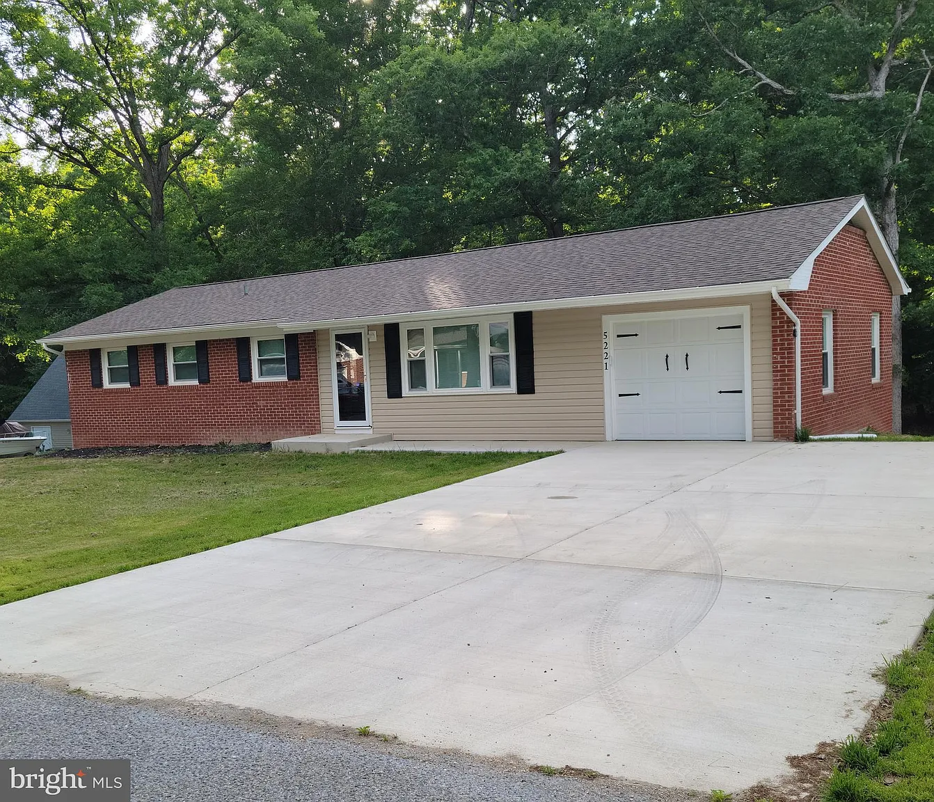 5221 Colebrook Dr photo 1