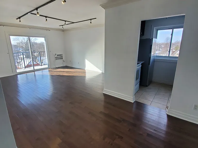 570 William St — Photo 2