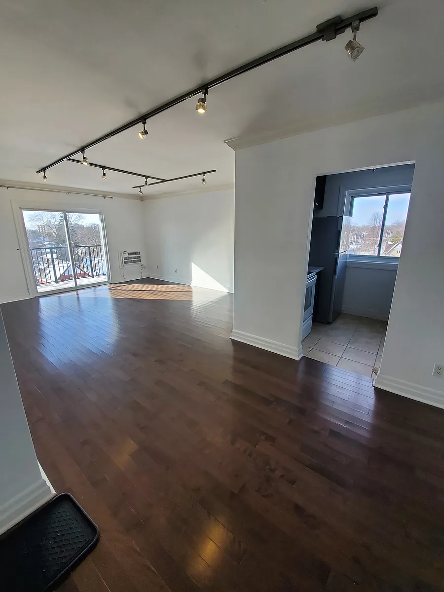 Building Photo - 570 William St #601