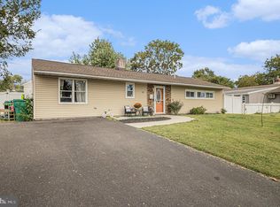 84 Daffodil Ln, Levittown, PA