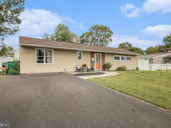 84 Daffodil Ln, Levittown, PA 19055