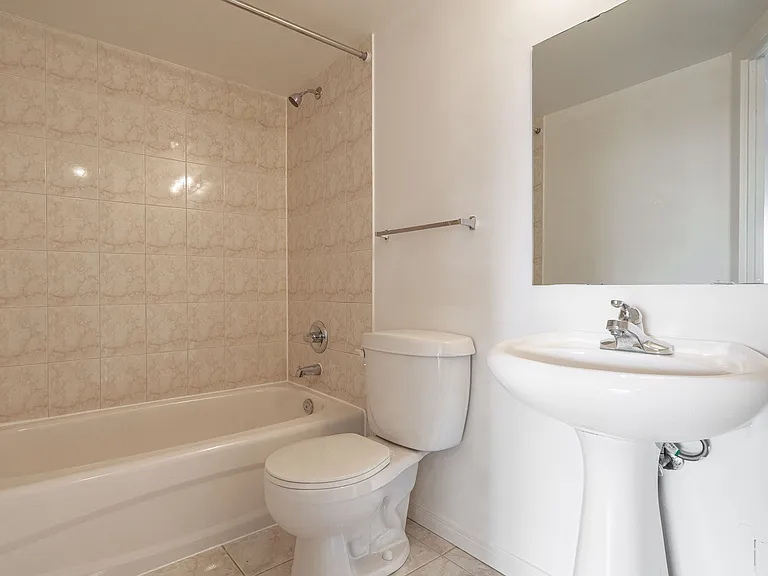 333 Sidney Belsey Cres — Photo 17