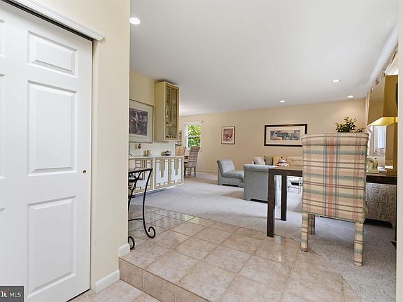 3rd image of 830 Davisville Rd