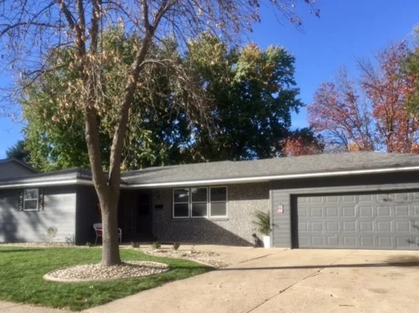208 Golf Ln, Yankton, SD 57078
