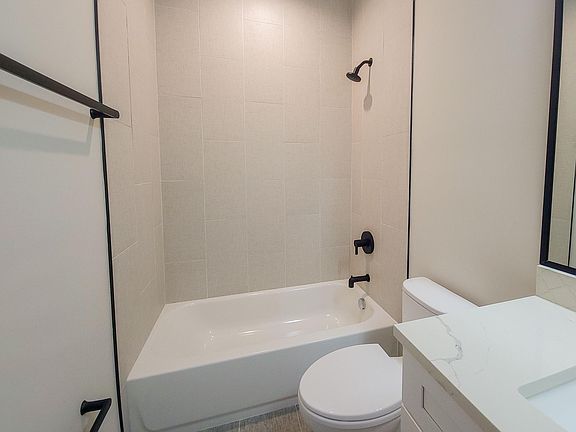 4th image of 2020 1/2 W Montrose Ave #3B