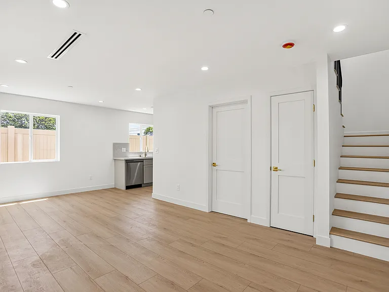 11504 Valjean Ave — Photo 5