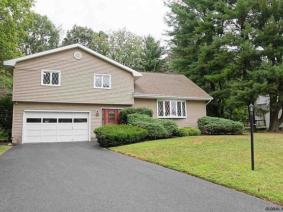 3rd image of 20 Cloverleaf Dr