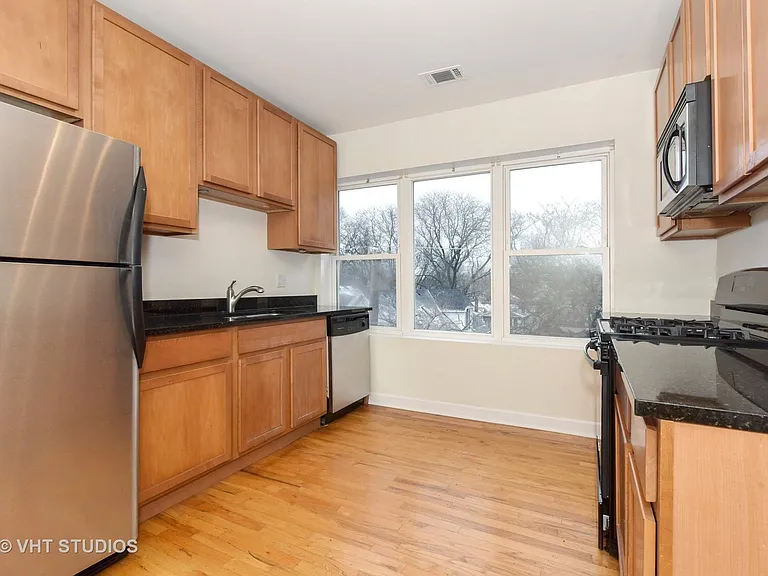 2552 W Rosemont Ave #3 — Photo 3