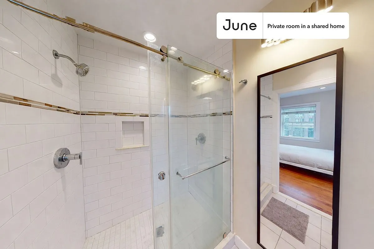 Queen bedroom in 3 bed/3 bath home in Capitol Hill #1456 A — Photo 4