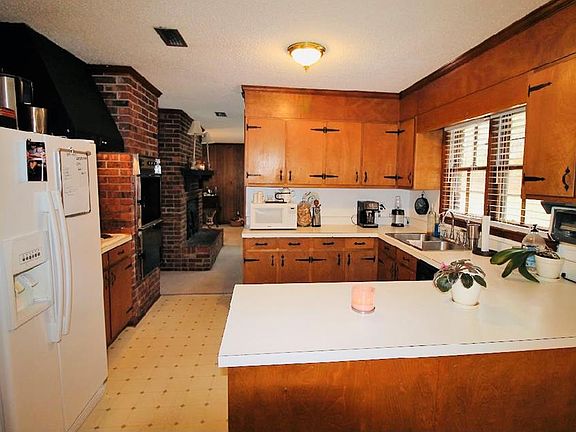 4th image of 2301 Riverhill Dr