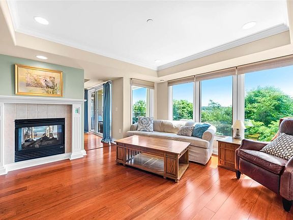 3rd image of 704 N Dockside Cir