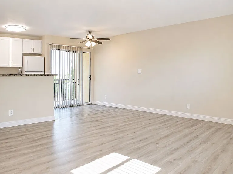 Reseda Gardens Apartments — Photo 7