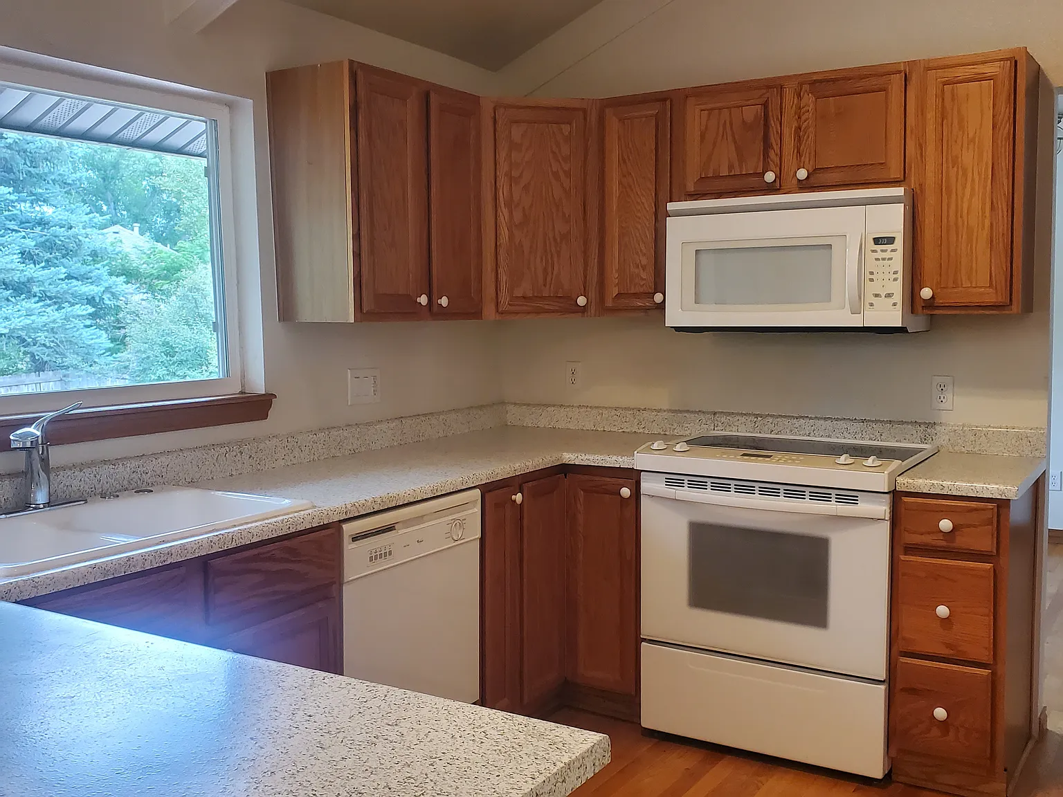 5 bed, 2855 sqft, $3,400 — Photo 4