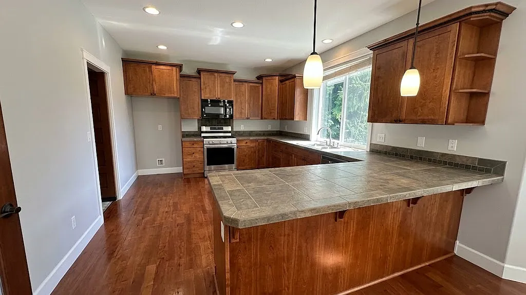 4 bed, 2.5 bath, 2635 sqft, $3,500 — Photo 4