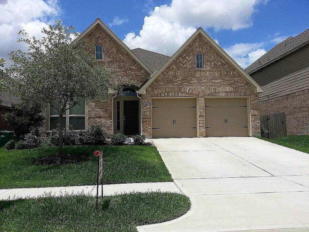 4 bed, 2391 sqft, $2,300 — Photo 2