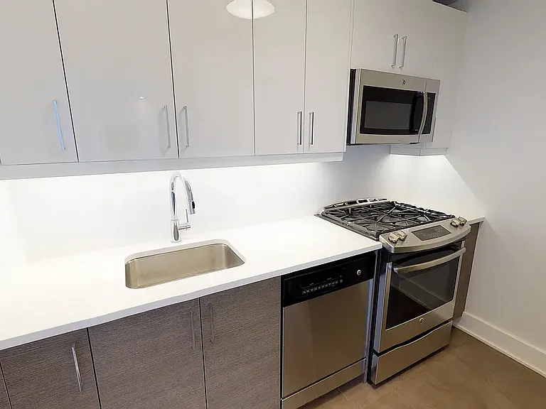 Shorecrest Towers — Photo 7