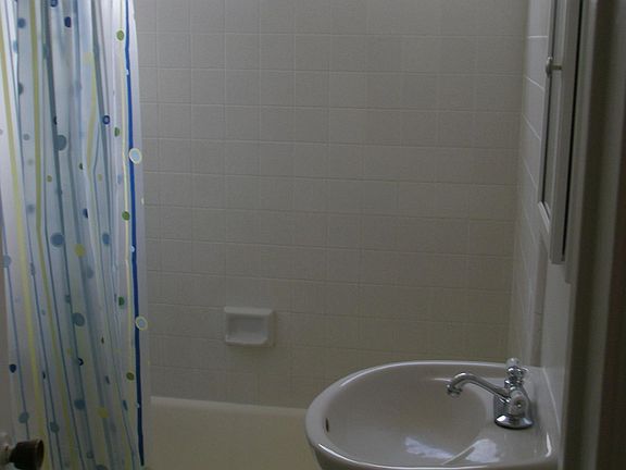 4th image of 177 Roycroft Ave #4
