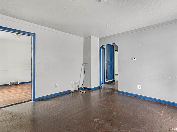3rd image of 19324 Buffalo St