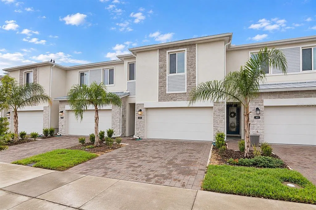 4 bed, 3.5 bath, 1944 sqft, $2,400 — Photo 1