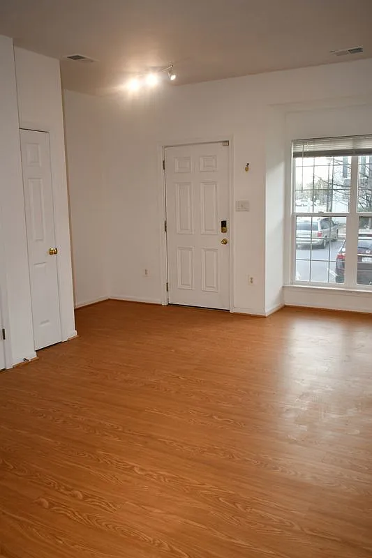 3 bed, 2.0 bath, 1692 sqft, $2,850 — Photo 3