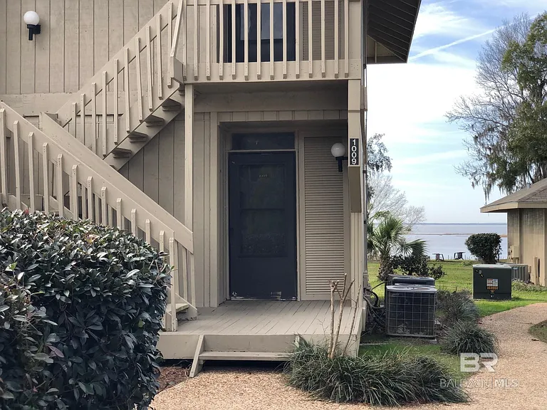 1009 Seacliff Dr N — Photo 1