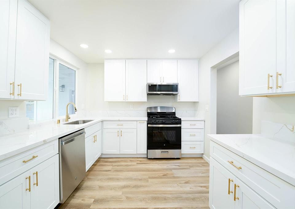 1st image of 1758 Manor Dr