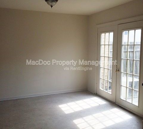 3rd image of 328 Brock Sq