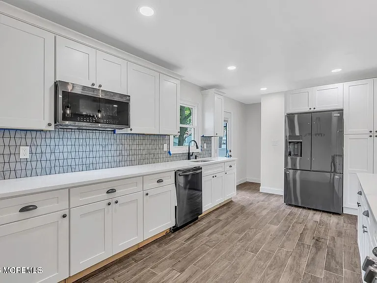 223 Essex Dr — Photo 4