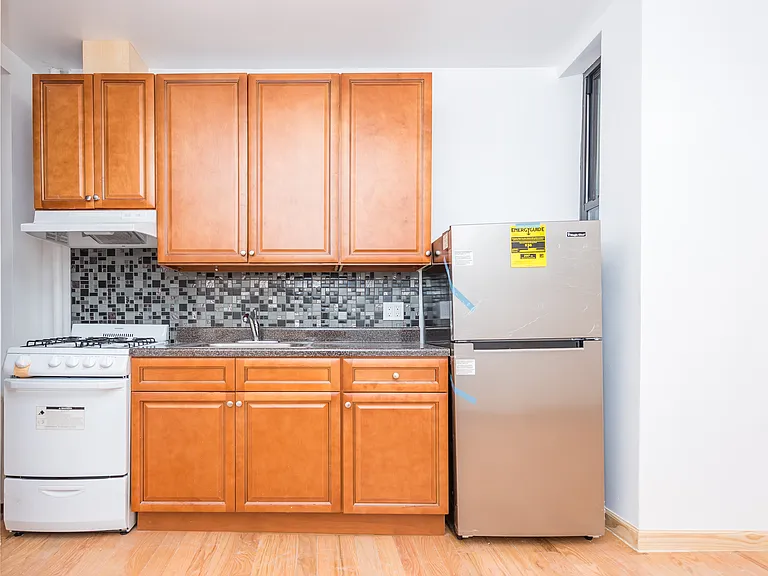 97 E 7th St #10 — Photo 3